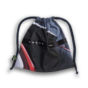 plecaki i torby z banerów zalegających na magazynach